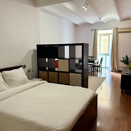 Newly Renovated Stylish Eixample - Great Location Barcelona Bagian luar foto